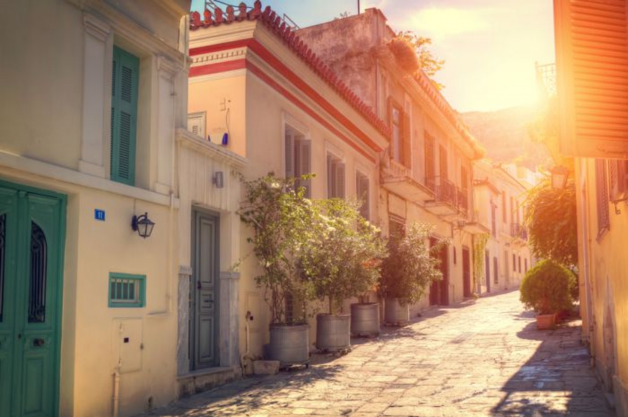 Plaka: An island located in the heart of Athens! - Greeking.me