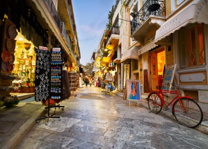 Shopping street in Plaka - credits: Milan Gonda/Shutterstock.com