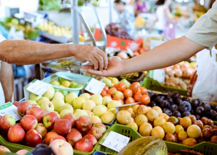 An exchange at a Greek Farmer&#039;s Market - credits: GRSI/Shutterstock.com