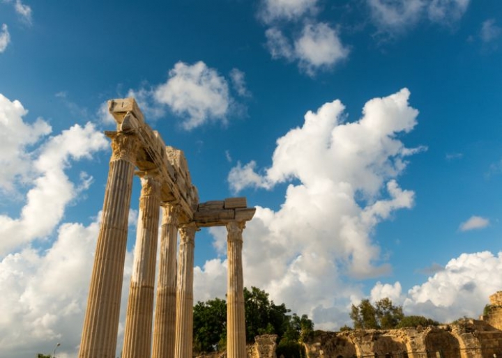 The temple of Apollo in Ancient Corinth - credits: Ehtiram Mammadov/Shutterstock.com